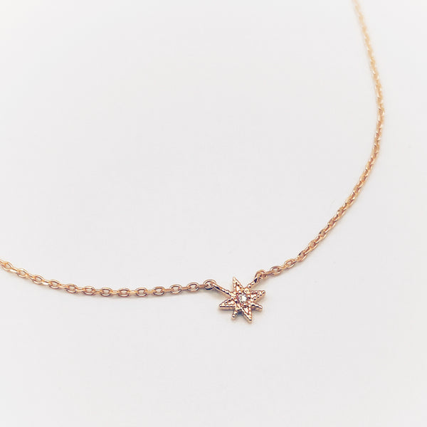 Thin star necklace